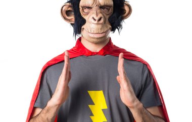 Süper kahraman maymun adam bir şey tutan