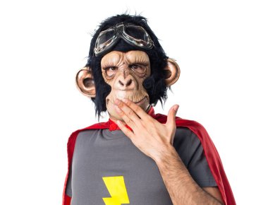 Süper kahraman maymun adam sürpriz jest yapıyor