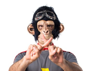 Süper kahraman maymun adam hiç jest yapıyor