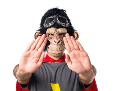 Süper kahraman maymun adam dur işareti yapmak