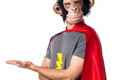 Süper kahraman maymun adam bir şey sunmak