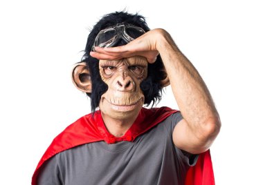 Süper kahraman maymun adam bir şeyler gösteriyor