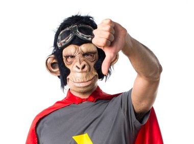 Süper kahraman maymun adam kötü sinyal yapıyor