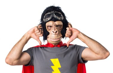 Süper kahraman maymun adam kötü sinyal yapıyor
