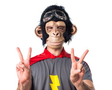 Süper kahraman maymun adam zafer jest yapıyor