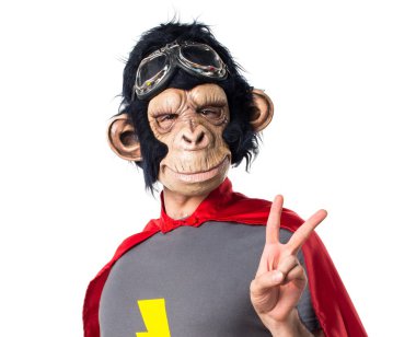 Süper kahraman maymun adam zafer jest yapıyor