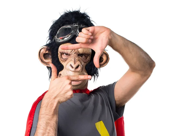 Υπερήρωα μαϊμού άνθρωπος εστίαση με τα δάχτυλά του — Φωτογραφία Αρχείου