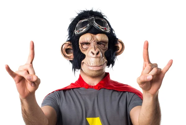 Hombre mono superhéroe haciendo gesto de cuerno — Foto de Stock
