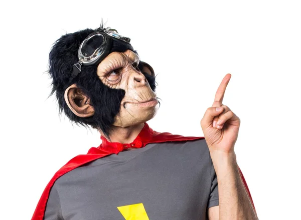 Homem macaco super-herói apontando para cima — Fotografia de Stock