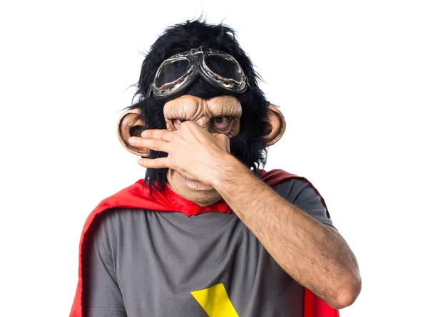 Homem macaco super-herói fazendo mau gesto cheiro — Fotografia de Stock