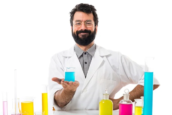 Homem cientista com tubos de ensaio — Fotografia de Stock