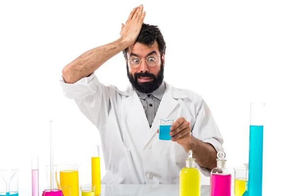 Científico hombre haciendo gesto sorpresa — Foto de Stock