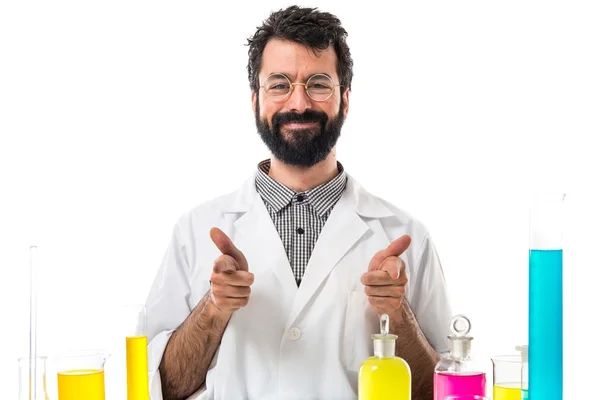 Cientista homem com polegar para cima — Fotografia de Stock