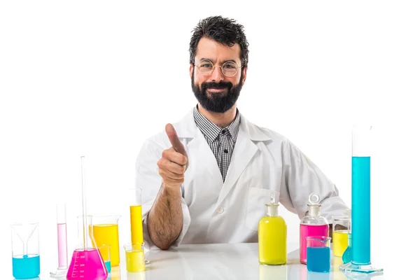 Cientista homem com polegar para cima — Fotografia de Stock