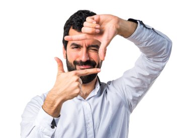 Adam onun parmaklarıyla odaklanarak