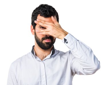 Adam yüzünü kapatıyor.