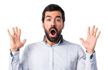 Adam sürpriz jest yapıyor.