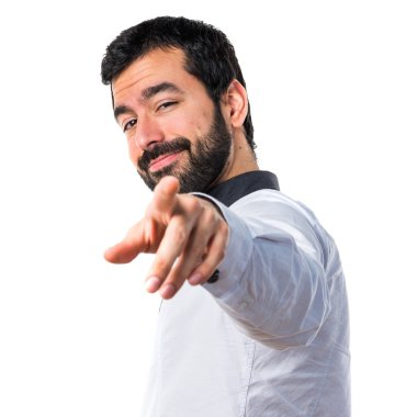 Öne doğru işaret eden adam