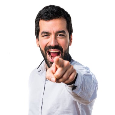 Öne doğru işaret eden adam