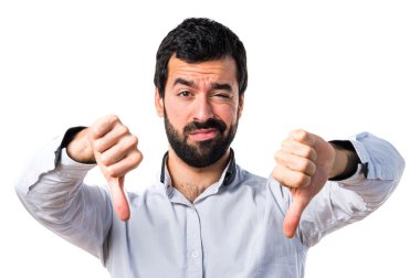 Kötü sinyal yapan erkek