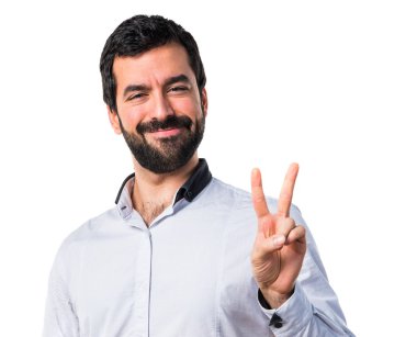 Zafer hareketi yapan adam.