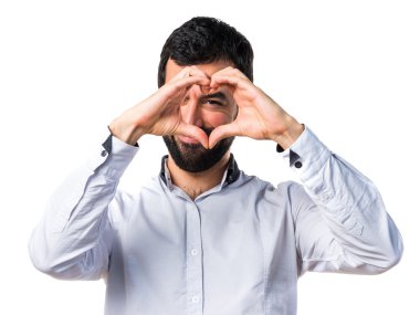 Elleriyle kalp yapan adam