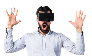 Sürpriz jest yapıyor Vr gözlük kullanan adam