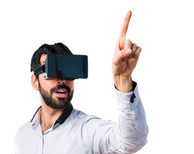 Şeffaf ekranda dokunmadan Vr gözlük kullanan adam