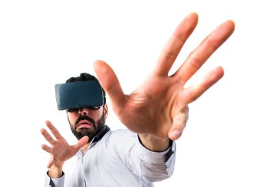 VR gözlükle korkmuş bir adamım