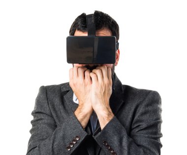 VR gözlükle korkmuş bir adamım