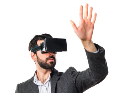 Şeffaf ekranda dokunmadan Vr gözlük kullanan adam