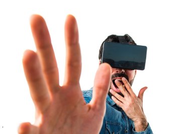 Sürpriz jest yapıyor Vr gözlük kullanan adam