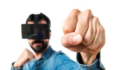 Bir yumruk vererek Vr gözlük kullanan adam