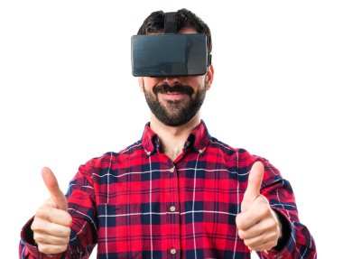 VR gözlükle başparmak ile adam