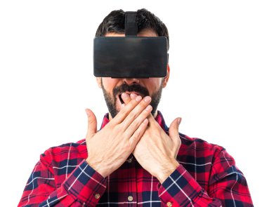Sürpriz jest yapıyor Vr gözlük kullanan adam