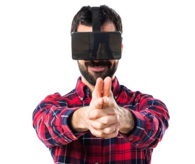 Silah jest yapma Vr gözlük kullanan adam