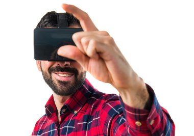 Bir şey tutan Vr gözlük kullanan adam