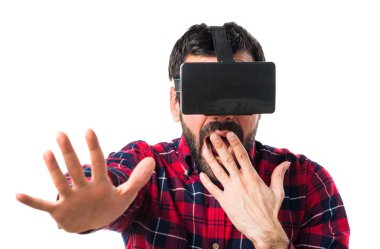 Sürpriz jest yapıyor Vr gözlük kullanan adam