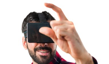 Bir şey tutan Vr gözlük kullanan adam