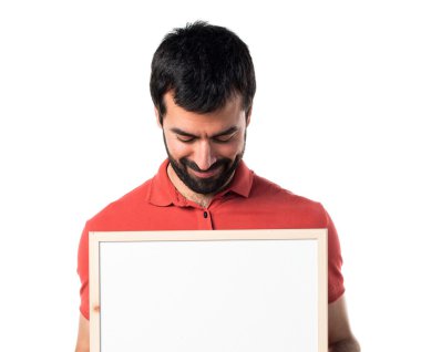 Yakışıklı adam boş bir afişini holding