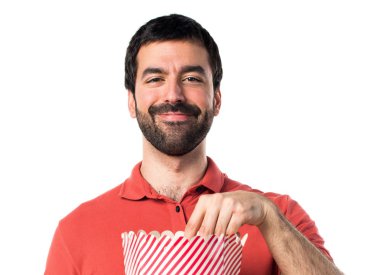 Yakışıklı adam yeme popcorns