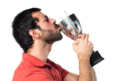 Yakışıklı adam bir kupa holding