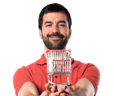 Yakışıklı adam tutmak bir süpermarket arabası oyuncak