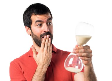 Yakışıklı adam bir vintage kum saati holding