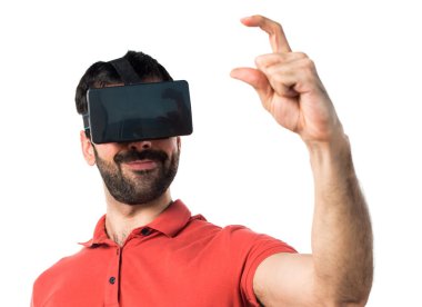 VR glassesa kullanarak ve bir şey tutan yakışıklı adam