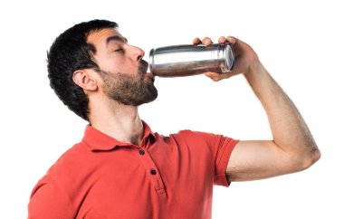 Sarhoş kişi bira içmek