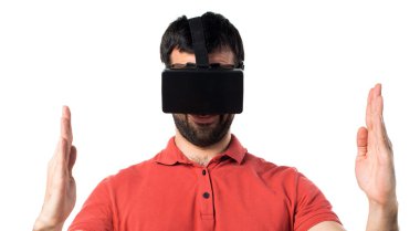 VR glassesa kullanarak ve bir şey tutan yakışıklı adam