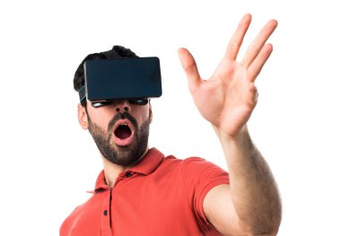 Şaşırmış adam VR gözlük kullanma
