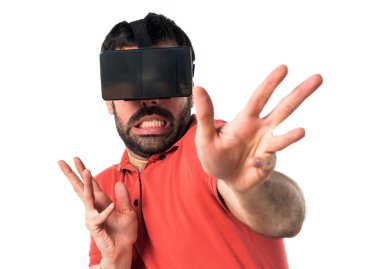 VR gözlükle korkmuş bir adamım