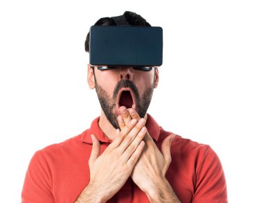 Şaşırmış adam VR gözlük kullanma